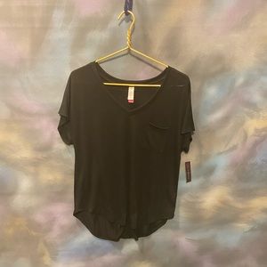 Black T-shirt with pocket mullet cut